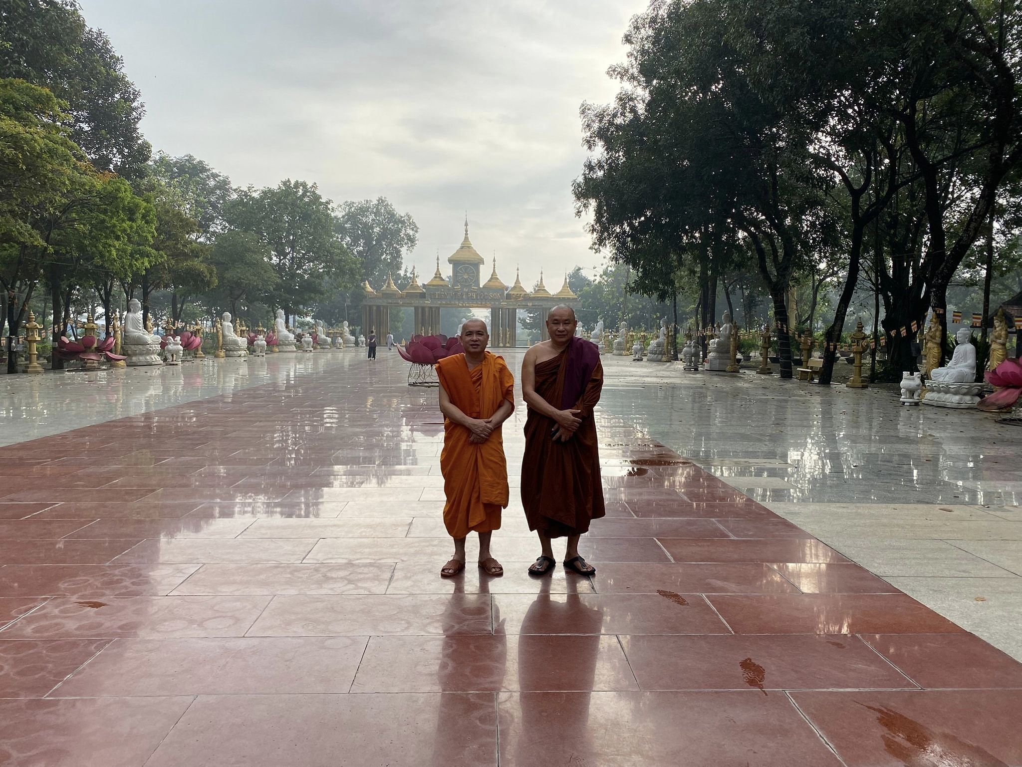 Gọi là Tỳ-kheo đối với những vị nào xuất gia có tuổi đời từ hai mươi tuổi trở lên