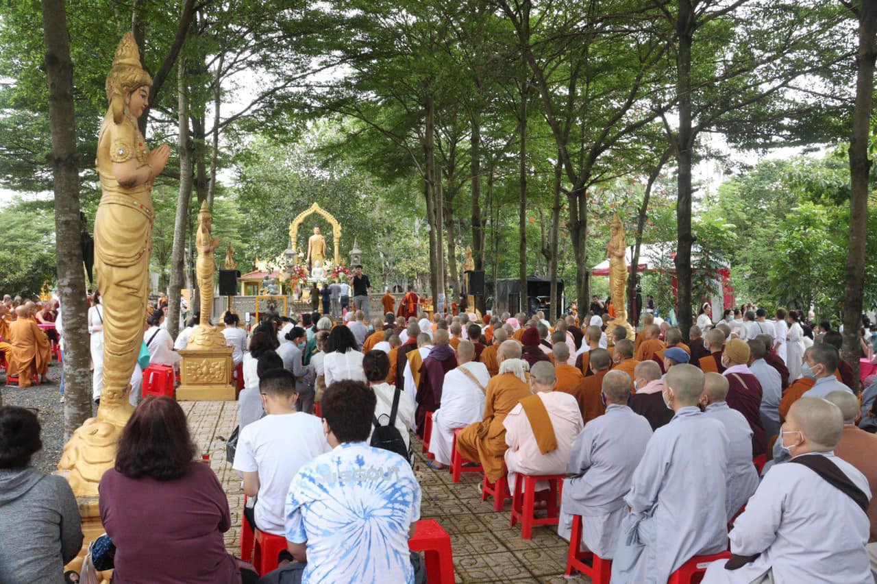 Kathina là một lễ hội Phật giáo diễn ra vào cuối mùa Vassa