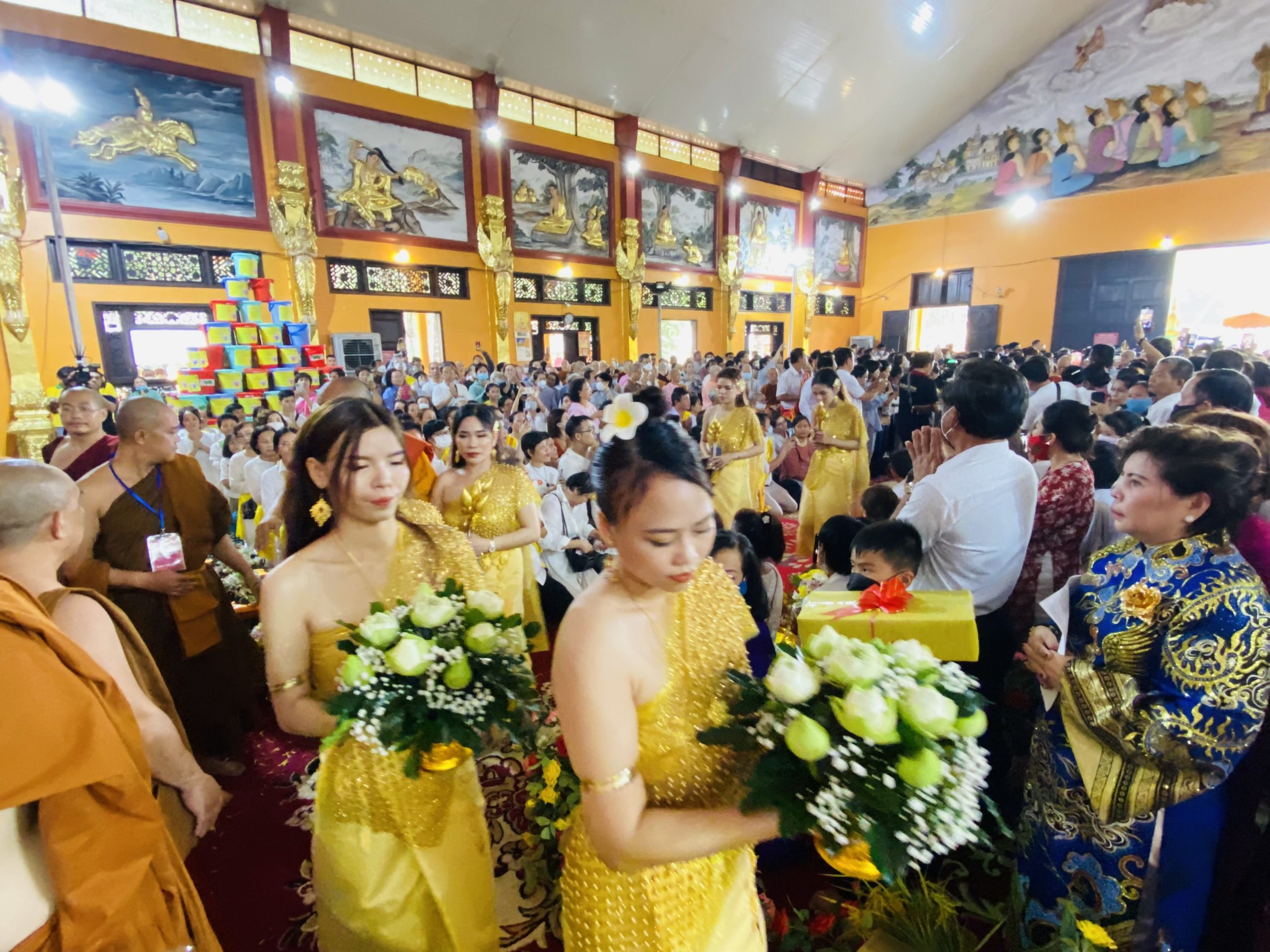 Ngũ uẩn là sắc uẩn, thọ uẩn, tưởng uẩn, hành uẩn và thức uẩn (Sắc là sắc thân vật lý; thọ là cảm giác; tưởng là tri giác, hành là các trạng thái tâm lý; thức là ý thức, nhận thức